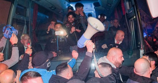 جماهير نابولى تحتفل مبكرا بلقب الدورى الإيطالى قبل جولة الحسم.. فيديو وصور