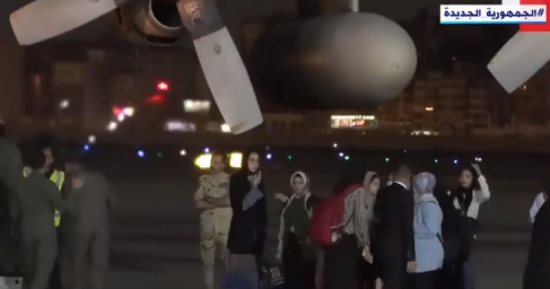 لحظات وصول طائرة ثانية وعلى متنها المصريون العائدون من السودان.. فيديو