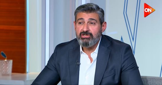 ياسر جلال: تقبيل يد الرجل لزوجته أمر طبيعي ولازم يطبطب عليها ويهتم بيها