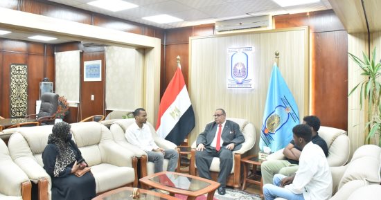 رئيس جامعة الأقصر يستقبل الطلاب السودانيين ويوجه بتوفير كل سبل الراحة لهم