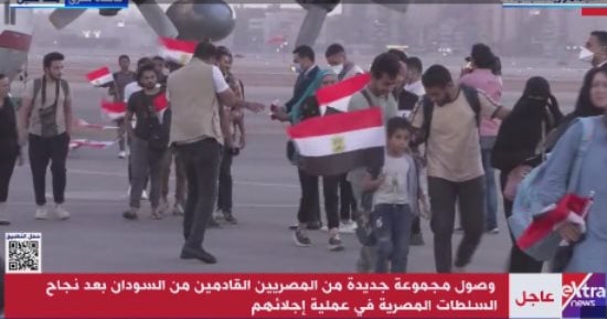 المصريون العائدون من السودان يوجهون الشكر للرئيس السيسى والحكومة على جهود إجلائهم
