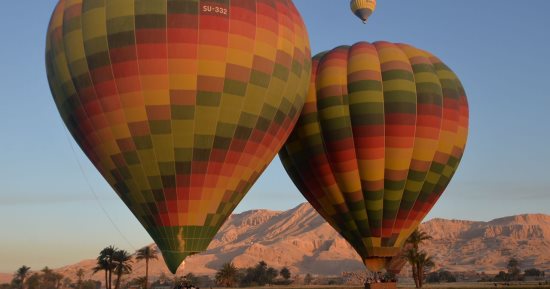 البالون الطائر قصة مغامرة يعشقها سياح العالم.. "الكابلز" والأسر وجميلات أوروبا يتوافدون عليها للاستمتاع بالمناظر الطبيعية من السماء.. 67 رحلة تنطلق يوميا.. و19 شركة تخدم الأفواج ببرنامج مميز.. صور