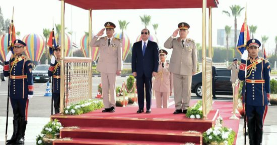احتفالات ذكرى تحرير سيناء.. الرئيس السيسي يضع إكليلا من الزهور على قبر الرئيس الراحل أنور السادات 