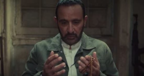 سر ظهور السبحة في يد أحمد السقا بمسلسل "حرب"