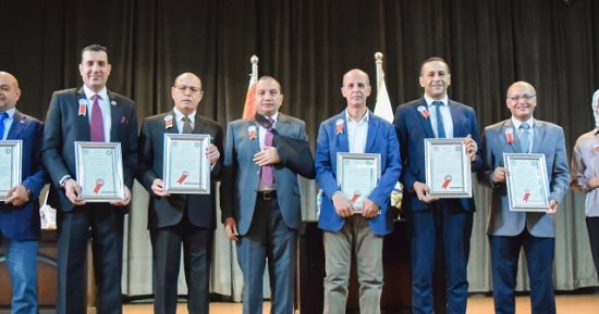 رئيس جامعة بنى سويف يكرم سفراء الجامعة للطلاب الوافدين بالسفارات والقنصليات