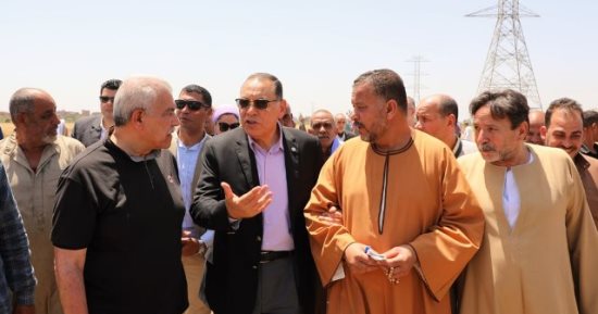 محافظ الشرقية يشهد افتتاح موسم حصاد القمح بحقول قرية صفيطة 