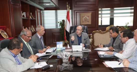 محافظ بني سويف يستعرض موقف مشروعات الصحة والتعليم والشباب والرياضة 