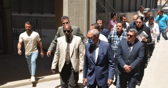 محافظ القليوبية يتفقد صوامع القمح ببنها لمتابعة أعمال التوريد.. صور