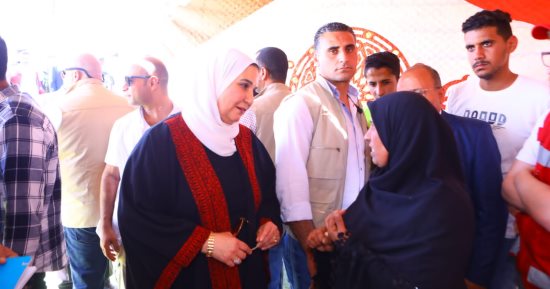 وزيرة التضامن تلتقى مجموعة من الصيادين ببحيرة البردويل خلال زيارتها لشمال سيناء