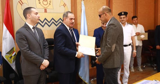 تخصيص أراضى لإقامة مشروعات خدمية وتكريم المتميزين بالمجلس التنفيذى لكفر الشيخ