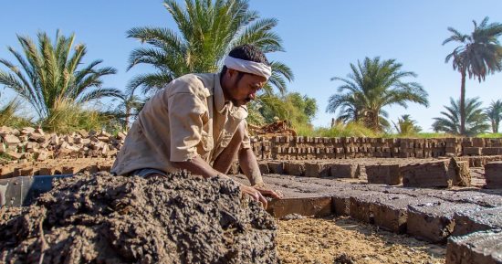 صناعة الطوب البلدى عبر "القمائن" حرفة من عادات القدماء المصريين بالأقصر..صور