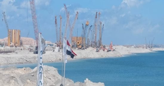 "النقل" تنفذ محطة حاويات على رصيف 100 بميناء الدخيلة.. صور