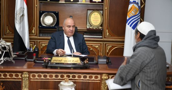 محافظ قنا يستأنف استقبال المواطنين بمكتبه لبحث شكاواهم