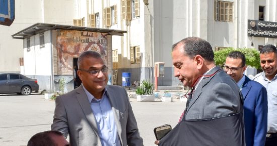 رئيس جامعة بني سويف يجري جولة على عدد من الإدارات ويقدم التهنئة بالأعياد