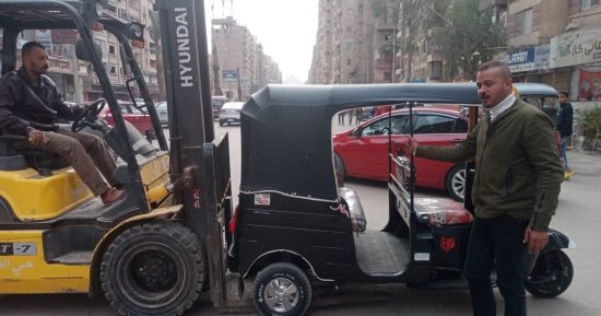 الجيزة تحاصر "التوك توك" بالشوارع الرئيسية.. حظر سيره فى الدقى والعجوزة وحدائق أكتوبر ومدينتى 6 أكتوبر والشيخ زايد.. التحفظ على المركبة وغرامة 1200 جنيه على المخالفين.. وتطبيق منظومة الترقيم لتقنين عملها 