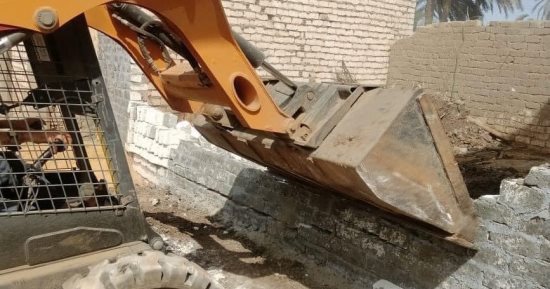 الرى تشن حملة لإزالة مبنى مخالف على مصرف ببنى سويف 
