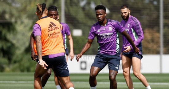 بنزيما يعود إلى تدريبات ريال مدريد قبل مواجهة ألميريا فى الليجا