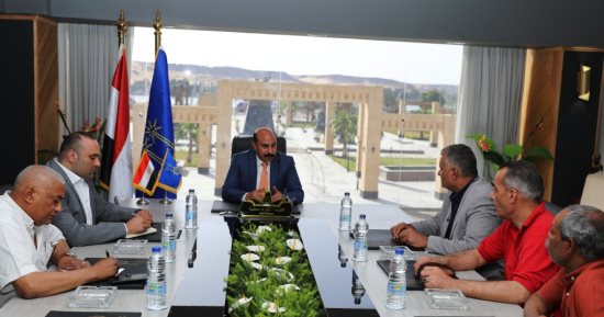 محافظ أسوان يشكل خلية أزمة لتقديم المساندة للقادمين من السودان.. أشرف عطية: غرفة عمليات مفتوحة لتقديم الدعم.. تخصيص 4 قطارات "أسوان - القاهرة" للعائدين.. والمجتمع المدنى يقدم مساعدات عينية للنازحين.. صور