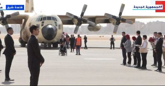 دفعة جديدة من المصريين تصل قاعدة شرق بعد إجلائهم من السودان