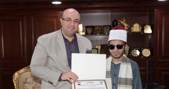 محافظ بنى سويف يكرم الشيخ نادى سعد الفائز بالمسابقة الهاشمية لحفظ القرآن