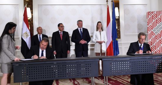 رئيس الوزراء ومستشار النمسا يشهدان توقيع عقدى شراكة وتصنيع مفاتيح السكك الحديدية