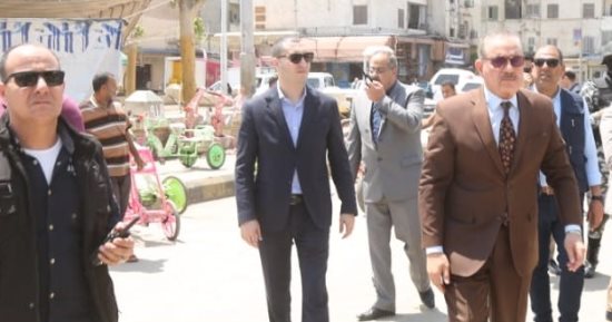 محافظ كفر الشيخ يقود حملة لإزالة الاشغالات بميدان العارف بالله الدسوقى
