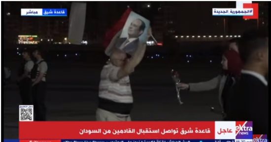 التليفزيون هذا المساء: مواطن عائد من السودان يرفع صورة الرئيس وعلم مصر