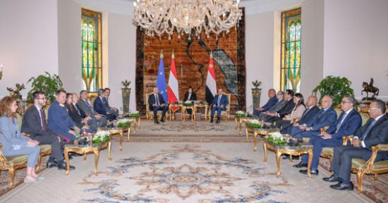 الرئيس السيسى عقب مباحثاته مع مستشار النمسا: نستهدف تحقيق زيادة ملموسة فى حجم التبادل التجارى وجذب المزيد من الاستثمارات.. ويؤكد: ناقشنا أزمة روسيا وأوكرانيا وسد النهضة.. ومصر حققت نجاحا كبيرا بمكافحة الإرهاب