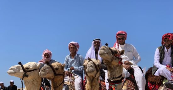 "الأمان" يحيط سباق الهجن بشمال سيناء.. المنافسة تجذب آلاف المتابعين.. 1280جملا من المحافظات تنافست على أول الأشواط.. الغرف الفندقية والشاليهات كاملة العدد.. ورواج اقتصادي وإقبال على شراء المنتجات المحلية