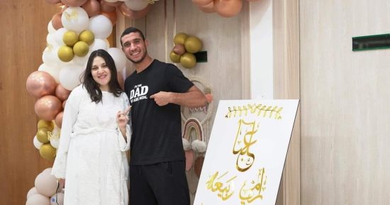 رامى ربيعة وزوجته يحتفلان بمولودته الأولى "عاليا".. صورة 