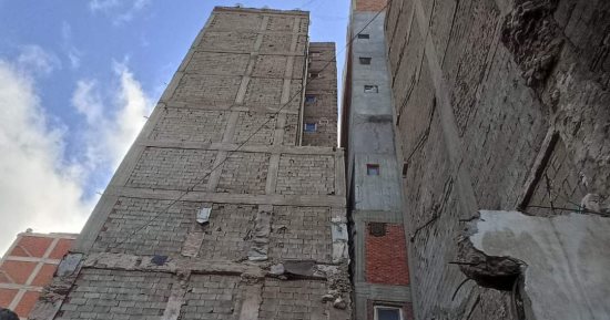 عقار مائل جديد بالإسكندرية والحى يقرر إخلاء السكان وإزالة الأدوار حتى الثالث