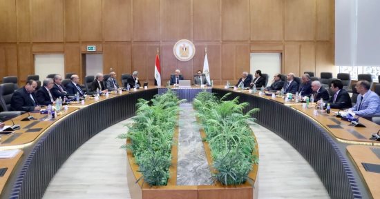 أيمن عاشور يبحث تنفيذ مبادرة توفير 100 منحة لأوائل الثانوية من الصعيد 