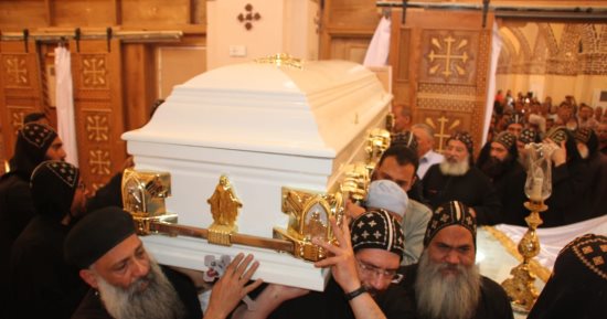 دير مارجرجس بالرزيقات يشهد صلوات جنازة الراهب القمص متاؤس الرزيقى غرب الأقصر.. صور