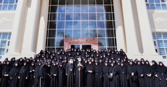 البابا تواضروس الثانى يستقبل الأنبا ماركوس ووفدا من راهبات دير الشهيدة دميانة