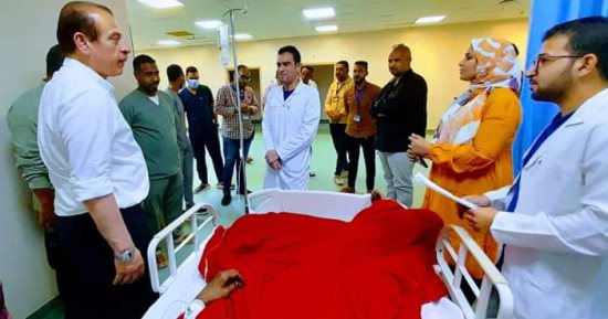 وفد من وزارة الصحة يتفقد حالات النازحين السودانيين بمستشفى أسوان.. صور