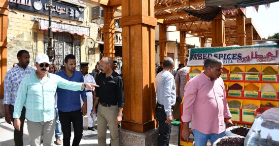 محافظ أسوان يقود حملة انضباطية مفاجئة داخل السوق السياحى