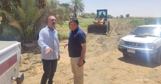 تفاصيل تجهيزات إنشاء طريق يربط جنوب مدينة الخارجة بالطريق الدائرى