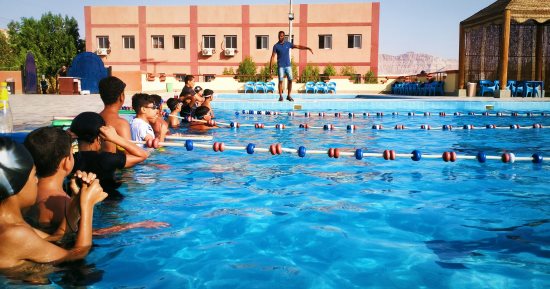 متنفس للكبار والصغار.. مجمع حمامات سباحة نقادة بقنا حوَّل الصحراء لجنة خضراء