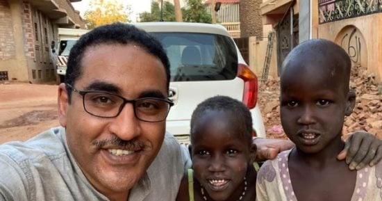 طبيب مصرى يقرر البقاء بالسودان لمساعدة السودانيين فى محنتهم