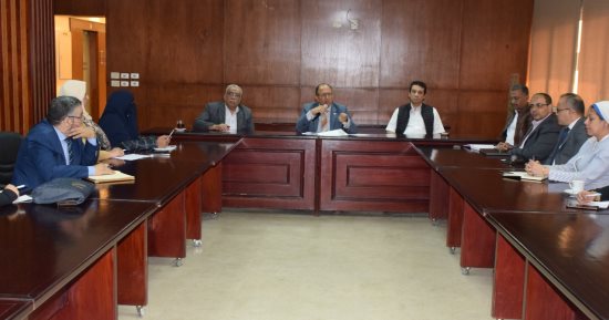 رئيس جامعة حلوان يتابع استعدادات الامتحانات مع مسئولى الكليات