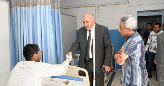 محافظ قنا يفاجئ مستشفى الصدر للاطمئنان على مستوى الخدمات الطبية.. صور