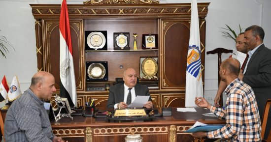 محافظ قنا يواصل استقبال المواطنين بمكتبه لبحث طلباتهم