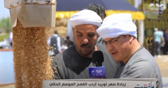 جابر القرموطى يشهد موسم حصاد القمح فى الشرقية ويرتدى "الزى الفلاحى"