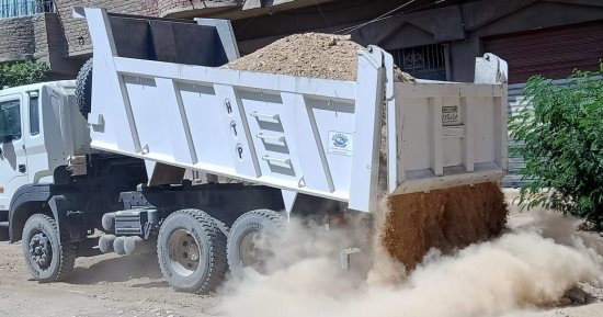 رفع 10 أطنان مخلفات صلبة فى حملات تطوير الطرق بمدينة أرمنت فى الأقصر.. صور