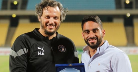 بيراميدز يهدى قنصل مصر فى جنوب أفريقيا درع النادى قبل لقاء مارومو جالانتس