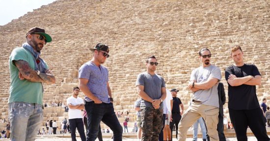 The Backstreet Boys خلال جولة عند أهرامات الجيزة بعد وصولهم مصر 