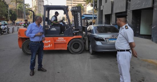 حى الدقى يشن حملة لرفع السيارات المتروكة والمخالفة للانتظار بشارع شارل ديجول