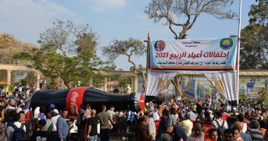 نائب محافظ الإسماعيلية يفتتح معرض الزهور السنوى ويشارك المواطنين فرحتهم.. صور