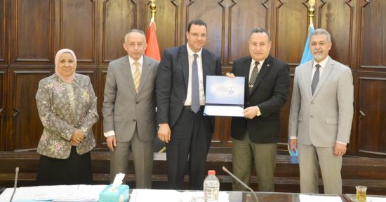 رئيس جامعة الإسكندرية يستعرض الخطة الاستراتيجية لتحقيق رؤية الجامعة