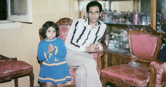 شاهد صورة نادرة للكاتب الراحل يحيى الطاهر عبد الله مع ابنته أسماء 